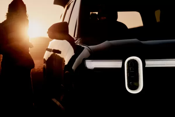 Rivian hat in diesem Jahr sein zweites Spin-Off gegründet, ein Unternehmen für industrielle KI und Robotik mit dem Namen Mind Robotics, das sich eine 115-Millionen-Startkapitalrunde unter der Leitung von Eclipse Ventures gesichert hat, um KI- und Robotiklösungen für die Fertigung zu entwickeln, die Rivians Betriebsdaten nutzen.