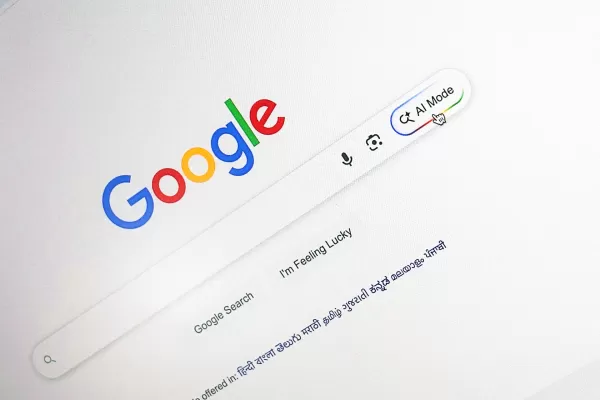 Google étend le mode de recherche assisté par l'IA aux hispanophones, en améliorant les requêtes conversationnelles et les téléchargements d'images. Cette fonctionnalité fait suite à un récent déploiement mondial dans 180 pays. Google étend également l'IA pour l'édition de photos aux utilisateurs américains d'Android et étend l'offre économique AI Plus à 40 marchés supplémentaires, en concurrence avec le plan ChatGPT Go d'OpenAI. L'hindi, l'indonésien, le japonais, le coréen et le portugais brésilien ont été ajoutés plus tôt. Le mode AI diffère des aperçus AI en offrant un chat immersif avec Gemini.