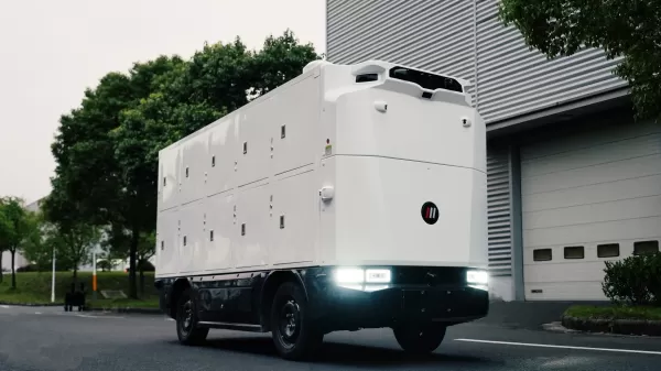ロサンゼルスを拠点とするスタートアップ企業Robomartは、3ドルの固定料金でレベル4の自動運転配送ロボットRM5を発表し、DoorDashやUber Eatsに挑戦します。このロボットは最大500ポンドの荷物を10個のロッカーで運び、一括配送を可能にします。小売業者はRobomartのアプリと提携してオンデマンド配送を行い、今年後半にテキサス州オースティンでサービスを開始する予定です。このモデルは人間のドライバーと比較して配送コストを最大70％削減します。