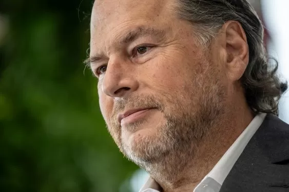 Salesforce首席执行官Marc Benioff对“SaaS末日”的说法不以为然,他指出过去行业也曾经历过类似的周期变化。