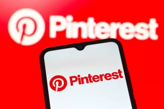 Pinterest afirma que registra un mayor número de búsquedas que ChatGPT, a pesar de sus decepcionantes resultados financieros.