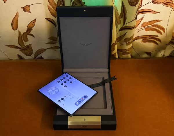 Vertu propose aux cadres de débourser 6 880 dollars pour un assistant IA — voici ce qu’il vaut réellement