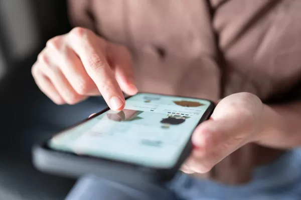 Apptopia berichtet, dass ChatGPT-Verweise auf Einzelhandels-Apps während des Black-Friday-Wochenendes um 28 % gestiegen sind, aber nur einen Bruchteil der Gesamtsitzungen ausmachen. Amazon und Walmart haben über 68 dieser Verweise erhalten, während die Nutzung von KI-Chatbots zum Einkaufen insgesamt noch im Entstehen begriffen ist. Adobe hat separat festgestellt, dass der KI-gesteuerte Verkehr auf US-Einzelhandelswebsites am Black Friday um 805 gestiegen ist und die Konversionsrate um 38 % höher war.