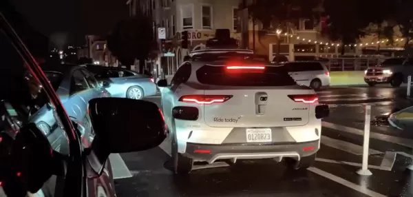 Waymo 暫停在舊金山的機器人計程車服務，因為大範圍停電導致許多無人駕駛汽車在城市街道上停滯。電力中斷是由於變電站起火，可能中斷了交通訊號或資料連線。該公司正與官方合作恢復服務。