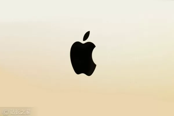 Apple demandó a OpenAI el 10 de julio de 2026, alegando robo de secretos comerciales e incumplimiento de contrato, entre otros, por parte de antiguos ejecutivos e ingenieros de Apple que filtraron datos confidenciales a OpenAI. Apple afirma que OpenAI utilizó sus secretos para desarrollar un producto de hardware, posiblemente un smartphone con IA, lo que supone una amenaza para el negocio principal de Apple. Apple solicita una orden judicial; OpenAI niega las acusaciones. El caso podría redefinir la competencia en el sector del hardware de IA.