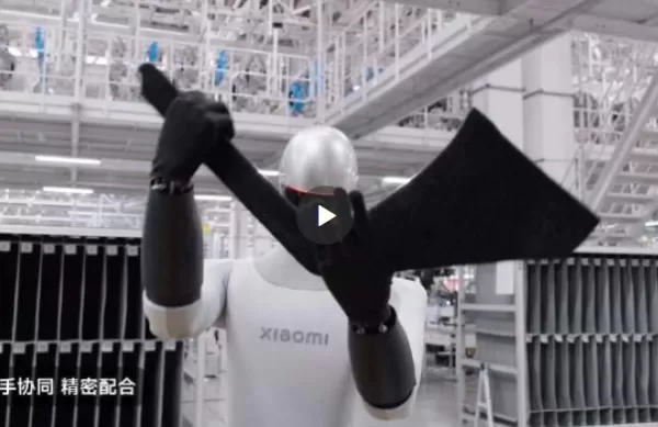 Mi robot alcanzó una tasa de éxito del 98 % en la estación de tuercas autorroscantes de la fabricación de automóviles, a solo un 1 % de la tasa de éxito de los humanos, lo que lo acerca a la condición de empleado fijo. También alcanzó un 90 % de éxito en nuevas tareas logísticas: la clasificación de paneles de la consola central y el plegado de bandejas para su reciclaje. Entre los avances destacan el control del movimiento de todo el cuerpo, unas manos biónicas y diestras, y la adaptabilidad activa para operaciones industriales flexibles.