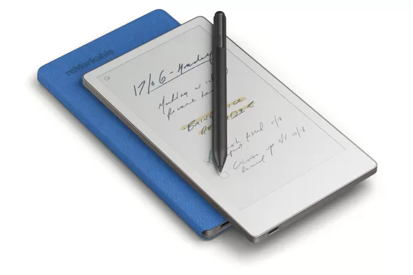 O Remarkable Paper Pro Move em um estojo azul com a caneta stylus na parte superior.