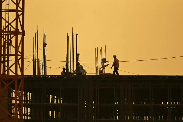 Der boomende Bau von Rechenzentren, dessen private Ausgaben in den USA jährlich 41 Milliarden Dollar erreichen, birgt die Gefahr, dass sich staatliche und lokale Infrastrukturprojekte wie Straßen und Brücken verzögern. Die Sektoren konkurrieren um knappe Arbeitskräfte in der Industrie, und der CEO von Autodesk warnt, dass Rechenzentren wichtige Ressourcen abzweigen.