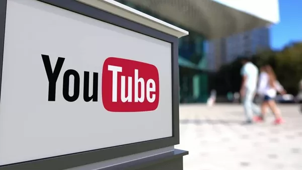 YouTube 推出專為娛樂產業設計的進階 AI 偵測工具，以打擊未經授權的深度偽造影片。該系統能識別模仿臉部或聲音的合成內容，並通知相關人士以便迅速審查與移除。此舉將保護範圍擴及未開設 YouTube 頻道的公眾人物，並與 CAA 和 WME 等主要經紀公司合作，以確保有效執行。