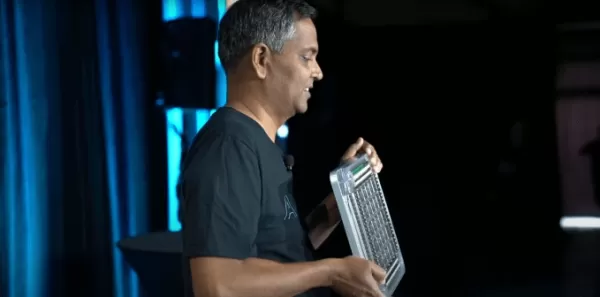 Ganesh Venkataramanan, ehemaliger Senior Director von Autopilot Hardware, präsentiert das D1 -Trainingskacheln am AI -Tag 2021 von Tesla. Bildnachweis: Tesla/Screenshot des gestreamten Ereignisses