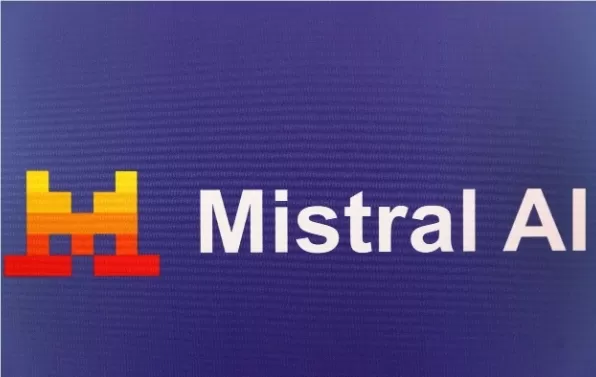 法國人工智慧公司Mistral AI推出兩款全新語音轉文字模型：適用於批次處理的Voxtral Mini Transcribe V2，以及支援低延遲串流的Voxtral Realtime。兩者皆具備高準確度、說話者辨識功能，並支援13種語言。即時模型延遲低至200毫秒，可於裝置本地端運行以強化隱私保護。批次轉錄服務定價每分鐘0.003美元起。