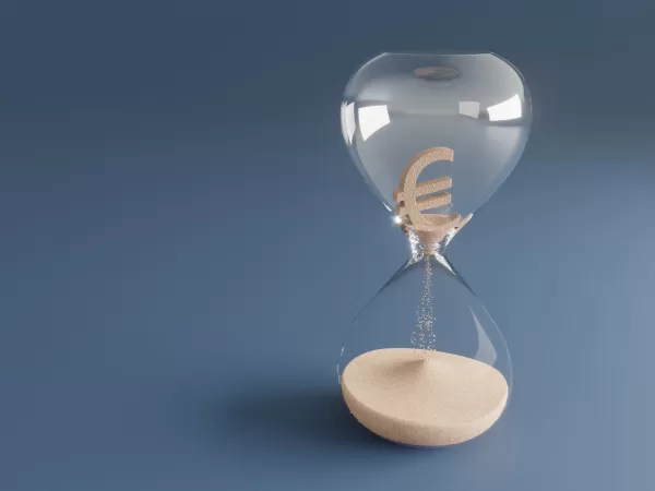 2025년 유럽 VC 펀딩은 거래 규모가 회복된 미국과 달리 최근의 낮은 수준과 비슷할 것으로 예상됩니다. 피치북 데이터에 따르면 유럽의 VC 펀딩은 올해 50-60% 감소가 예상되는 등 10년 만에 최저치를 기록하고 있지만 미국 투자자 참여 증가와 Mistral, Lovable Klarnas 등 스타트업의 주요 거래 등 턴어라운드 조짐이 나타나고 있으며 최근 IPO를 통해 지역 출구 환경에 대한 신뢰도도 높아지고 있습니다.