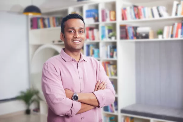A startup indiana de treinamento de mão de obra Emversity levantou US$ 30 milhões em uma rodada da Série A liderada pela Premji Invest, avaliando a empresa em US$ 120 milhões. A startup se concentra no treinamento para funções de colarinho cinza resistentes à IA nas áreas de saúde e hotelaria, em parceria com universidades e empregadores para preencher a lacuna de habilidades da Índia. Até o momento, já treinou 4.500 alunos e colocou 800 candidatos no mercado de trabalho.
