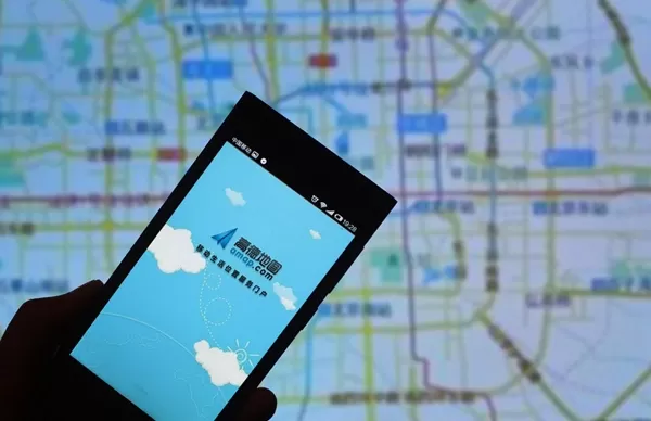 AutoNavi, la division cartographique d'Alibaba, a lancé ABot-World-0, un modèle mondial interactif capable d'effectuer une inférence en continu 24 heures sur 24 sur un seul GPU grand public. Il s'agit du premier modèle à prolonger ainsi la durée d'exécution de quelques minutes à plusieurs jours. Le paradigme d'entraînement « LongForcing » empêche l'accumulation d'erreurs et la dérive de la distribution. Le modèle est open source et prend en charge le déploiement local, ce qui stimule les applications dans les domaines de la simulation, de l'entraînement des robots et des jumeaux numériques.