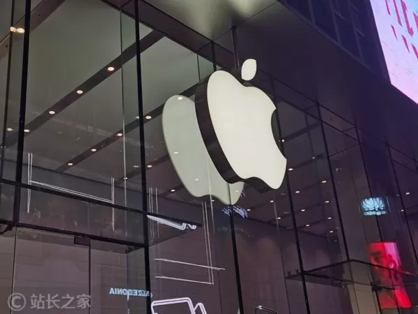 Apple solicita una medida cautelar contra OpenAI, alegando el robo de secretos comerciales relacionados con el desarrollo de hardware de IA. Apple afirma que 11 antiguos empleados podrían estar en posesión de pruebas clave, incluida información confidencial filtrada sobre productos. OpenAI niega las acusaciones y califica la medida cautelar de infundada. La batalla legal podría repercutir en la protección de la propiedad intelectual en el ámbito del hardware de IA.