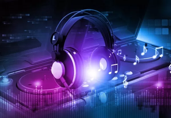 Un profesional de Hangzhou utiliza una herramienta musical basada en IA para generar canciones completas a partir de imágenes en 40 segundos, con lo que gana decenas de miles de yuanes al mes publicándolas en plataformas de streaming y de vídeos cortos. Mientras tanto, los expertos advierten sobre las estafas de clonación de voz mediante IA: con solo 5 segundos de audio se puede replicar una voz, lo que llevó a una víctima a perder 4,3 millones de yuanes en 10 minutos. Las autoridades aconsejan precaución ante llamadas desconocidas.