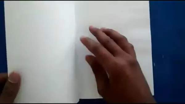 종이비행기의 첫 번째 접기