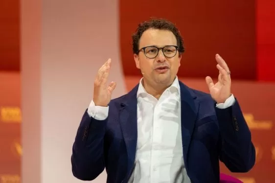 O CEO da Anthropic, Dario Amodei, acusa a OpenAI de “mentiras descaradas” sobre um acordo militar, segundo reportagem
