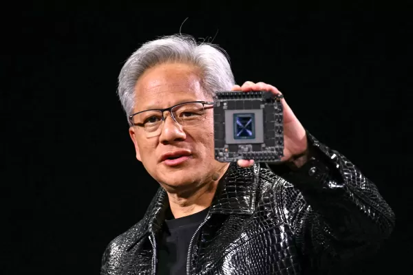 エヌビディアは、半導体設計ソフトウェア会社シノプシスに20億米ドルを投資し、両社のパートナーシップを深化させる。この投資は、エヌビディアのAIコンピューティング能力をシノプシスのチップ設計ツールに統合し、CPUからGPUへのシフトによってワークフローを加速させる。