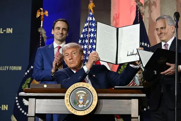 Le président Trump a signé un décret remettant en cause les lois des États en matière d'IA, ordonnant aux agences fédérales d'établir un cadre national. Les critiques avertissent que cette décision pourrait prolonger l'incertitude réglementaire et déclencher des batailles judiciaires, ce qui imposerait un fardeau disproportionné aux startups qui naviguent dans des règles contradictoires pendant que le Congrès travaille sur une législation uniforme.