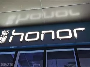Guo Rui, de Honor, présente le bouton Magic8 AI : une interface physique vers l'intelligence multi-scénarios