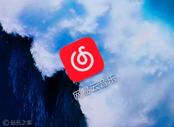 Tencent lance un plugin WeChat pour son assistant IA Lobster, permettant une intégration privée. MiniMax propose un abonnement « full-modal » pour ses modèles M2.7 et ses modèles vidéo-vocaux. ByteDance lance mondialement son modèle de génération vidéo par IA, Seedance 2.0. NetEase Cloud Music s'intègre à OpenClaw, offrant des services musicaux aux agents IA. Ant Group investit dans le fabricant de jouets IA Yueran Innovation. Tencent commence les tests internes d'un mini-programme de consultation boursière basé sur l'IA.