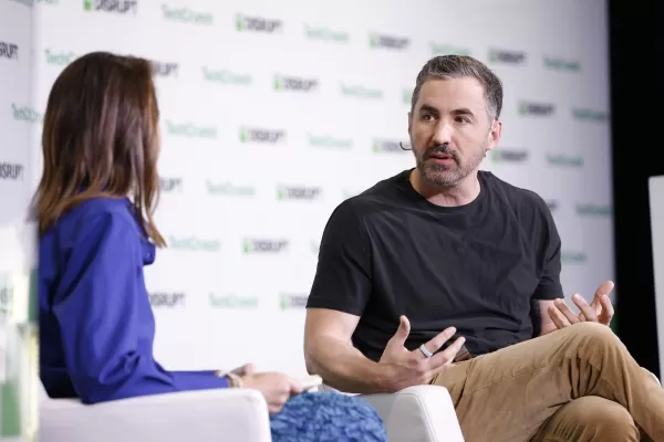 True Ventures-Investor Kevin Rose kritisiert aktuelle KI-Hardware für die Verletzung der Privatsphäre und mangelnde soziale Akzeptanz und zitiert seine eigenen Erfahrungen mit dem Humane AI-Pin Er warnt vor übermäßiger KI-Integration, ähnlich wie bei den frühen sozialen Medien Rose ist jedoch sehr optimistisch, dass KI die Hürden für Unternehmer senken wird, und glaubt, dass sie das Risikokapital umgestalten wird, indem sie VCs mit hohem emotionalem Quotienten gegenüber rein technischer Unterstützung bevorzugt