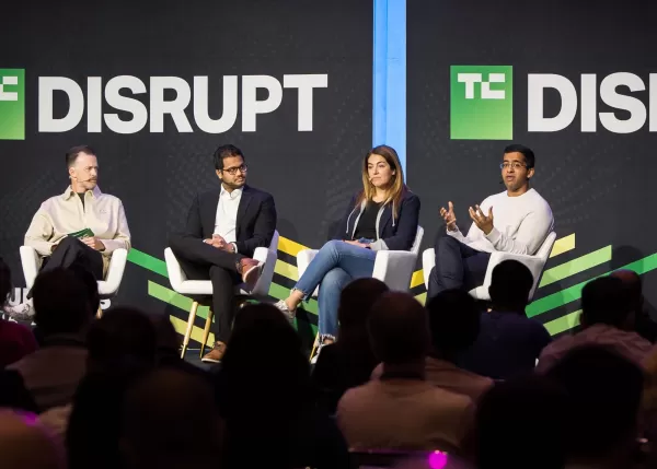 TechCrunch Disrupt 的專家指出，AI 創業公司在界定產品與市場的契合度時，面臨著獨特的挑戰，他們必須追蹤客戶在實驗以外的長期消費，並監控活躍用戶的指標，定性回饋和整合至核心工作流程對長期成功也很重要。
