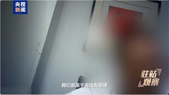 中國中央電視台（CCTV）揭露了中國大學入學考試報考市場的詐騙行為。這些機構收取4980至12980元，提供所謂的「專家」諮詢，但顧問往往是新進員工或兼職學生，他們利用阿里巴巴旗下「闡」的免費人工智慧工具來生成報考計畫。 部分機構直接轉售AI產出的內容；另一些則偽造資歷並虛構熱門度。其主要業務是將自學課程包裝成全日制學士學位課程，每名學生收費20000元。專家指出，此舉實為利用家長的焦慮心理。