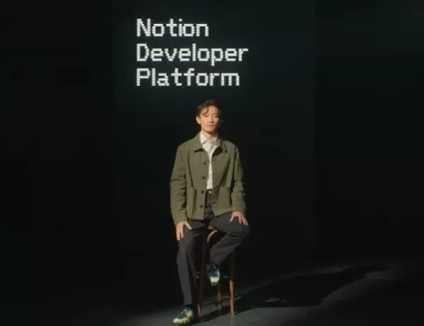 Notion 推出了一款全新的开发者平台，从单纯的笔记应用转型为面向 AI 代理和工作流的可编程枢纽。其全新的 Workers 云环境允许团队在安全的沙箱环境中运行自定义代码，并同步来自 Salesforce 和 Postgres 等外部数据源的信息。用户还可以与外部 AI 代理进行对话并向其分配任务。该平台旨在成为集 AI、自定义代码和实时数据于一体的核心基础设施。