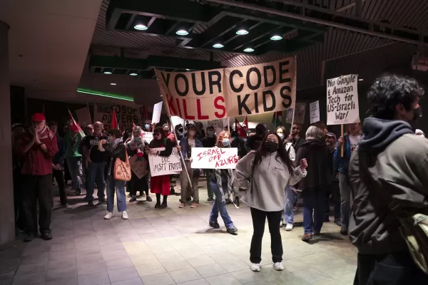 微软AI安全主管在抗议浪潮中泄露沃尔玛AI战略