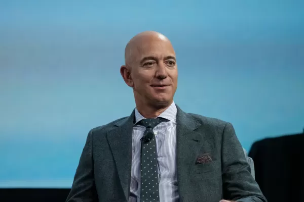 Tech-Führungskräfte kassierten im Jahr 2025 über 16 Milliarden Dollar, während die KI-getriebenen Aktienkurse in die Höhe schnellten. Jeff Bezos führte mit 5,7 Mrd. USD aus Amazon-Verkäufen, gefolgt von Safra Catz von Oracle mit 2,5 Mrd. USD und Michael Dell mit 2,2 Mrd. USD. Jensen Huang von Nvidia, Jayshree Ullal von Arista, Mark Zuckerberg von Meta und andere verkauften ebenfalls Milliardenbeträge über vorab vereinbarte Pläne.