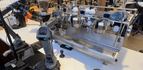 フィジカル・インテリジェンス、未体験のタスクを学習できるロボット用ヘッドセットを発表