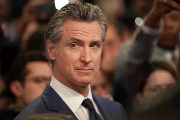 加利福尼亚州州长加文-纽森（Gavin Newsom）签署了具有里程碑意义的 SB 53 法案，要求 OpenAI 和谷歌 DeepMind 等大型人工智能公司披露安全协议，确保对举报人的保护，并报告重大事件。这项法律面临着行业对州级监管的质疑，但为其他州考虑类似措施开创了先例。