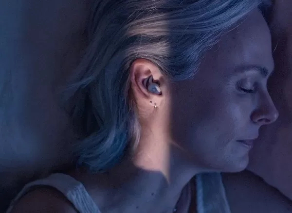 Ozlo erweitert Sleepbuds von Hardware zu einer Plattform, die mit Apps wie Calm zusammenarbeitet und deren SDK nutzt, um die Schlaf- und Wellnessdaten der Nutzer zu analysieren. Dies ermöglicht eine Optimierung der Inhalte und neue Einnahmequellen. Durch die Übernahme von Segotia plant Ozlo für 2027 die Einführung der EEG-Technologie und wird im zweiten Quartal einen Nachttischlautsprecher auf den Markt bringen. Das Unternehmen strebt an, über Verbrauchergeräte hinaus in den Bereichen Gesundheitswesen und Software-Abonnements zu wachsen.