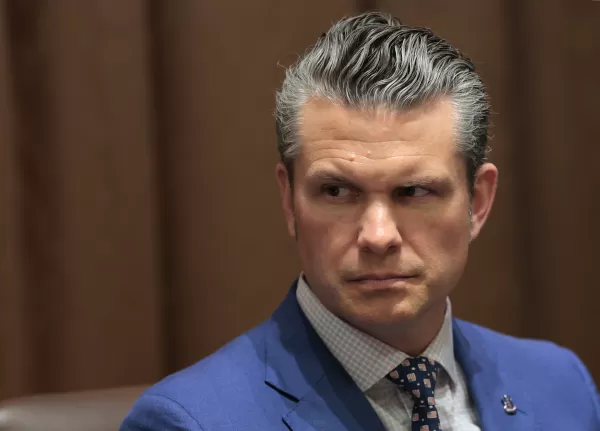 Pete Hegseth soll angeblich Details eines Angriffs auf Jemen in einem anderen Signal-Chat preisgegeben haben