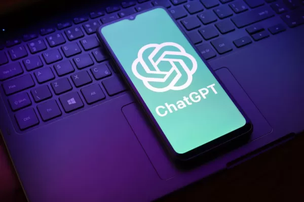 OpenAI 現在允許 ChatGPT 使用者透過新的個人化設定來自訂聊天機器人的語氣。使用者可以將溫暖、熱情、表情符號使用以及格式化偏好調整為較多、較少或預設。這也是繼之前有關 AI 語氣及其心理影響的調整與爭論之後的結果。