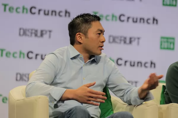 Sequoia Capital beteiligt sich Berichten zufolge an einer großen Finanzierungsrunde für das KI-Startup Anthropic, das eine potenzielle Bewertung von 350 Milliarden US-Dollar anstrebt. Dies ist eine bemerkenswerte Veränderung, da Sequoia bereits die Konkurrenten OpenAI und xAI unterstützt und damit von den traditionellen Praktiken von Risikokapitalgebern abweicht, die Portfolio-Konflikte vermeiden. Die Runde wird von GIC und Coatue angeführt, wobei auch Microsoft und Nvidia beteiligt sind.