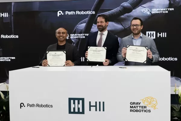 Von links nach rechts: Ariyan Kabir, CEO und Mitbegründer von GrayMatter Robotics, Eric Chewning, Executive Vice President für maritime Systeme und Unternehmensstrategie bei HII, sowie Andy Lonsberry, CEO und Mitbegründer von Path Robotics.