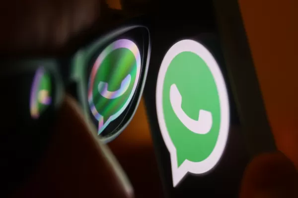Die Europäische Kommission hat ein kartellrechtliches Prüfverfahren gegen Meta eingeleitet, weil das Unternehmen über WhatsApp KI-Chatbots von Drittanbietern wie ChatGPT von seiner Plattform verbannt und gleichzeitig die eigene Meta-KI bevorzugt Die EU befürchtet, dass dies den Wettbewerb unzulässig behindert Meta drohen Geldbußen, wenn es sich eines Verstoßes gegen die Kartellvorschriften schuldig macht