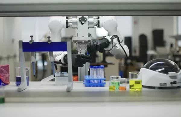 GENE demonstriert automatisiertes Pipettieren im Labor