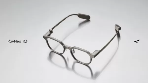RayNeo presentó su nueva serie iO de gafas con inteligencia artificial en un evento de lanzamiento en 2026. El primer modelo, RayNeo iO, tiene un precio regular de 2499 yuanes, aunque se ofrece a un precio promocional de 1996 yuanes, dirigido a usuarios que necesitan lentes graduados hasta 1000 dioptrías. Actualmente está disponible en las principales plataformas de comercio electrónico y tiendas físicas. Según datos del sector, RayNeo lideró los envíos mundiales y chinos de gafas AR en el primer trimestre de 2026. Este dispositivo emplea una arquitectura de pantalla para ambos ojos junto con la tecnología Blue Lake waveguide, lo que le permite alcanzar una tasa de transmisión lumínica del 93 % en las zonas de pantalla y superior al 98 % en las áreas no destinadas a mostrar contenido; además, ofrece una iluminación ocular de 1800 nits, equivalente a la de una pantalla de 33 pulgadas, e incluye función de atenuación DC. Cuenta con un marco ligero que pesa 34 gramos y un pequeño componente denominado “Fenghuo Light Engine Nano”. Las gafas admiten controles mediante Smart Crown, reconocimiento de movimientos de cabeza y cancelación de vibraciones, y pueden mostrar información meteorológica, horarios y listas de tareas. En cuanto a las funciones de inteligencia artificial, inicialmente integran DeepSeek V4Pro y Qwen 3.7Max, con posibilidad futura de añadir soporte para Kimi K3 y el propio modelo de IA de RayNeo. La batería dura hasta dos días, y el motor de memoria permanente genera resúmenes del contexto diario. La detección en tiempo real de consultas permite mostrar respuestas de referencia directamente en las lentes; además, ofrece traducción a 55 idiomas y 109 acentos, así como una función de creación de guiones mediante inteligencia artificial. Las medidas de protección de la privacidad incluyen un diseño sin cámara, un indicador de privacidad siempre activo que no se puede desactivar, anonimización de los datos de conversaciones en el dispositivo, y opciones para exportar, migrar o eliminar dichos datos.