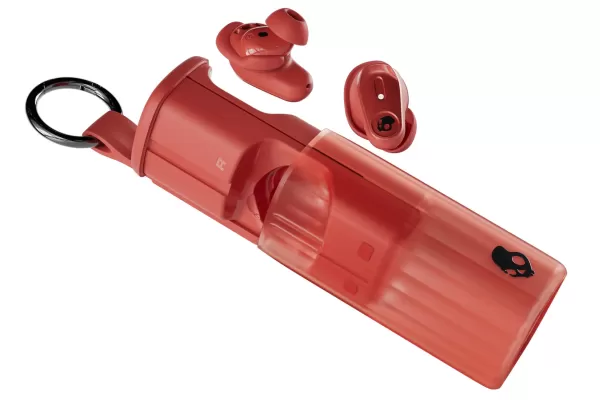 Die Skullcandy -Methode 360 ANC -Ohrhörer in Rot mit den Knospen, die aus dem Ladefall entfernt wurden.