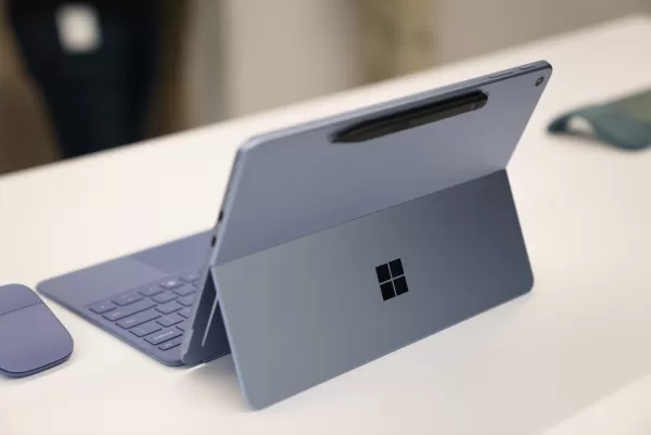 Le stylo mince de surface se fixe magnétiquement à l'arrière de la surface Pro 12 pouces.