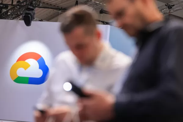 Google lance des serveurs MCP gérés pour connecter facilement des agents d'intelligence artificielle à ses services en nuage tels que Maps et BigQuery. Cette initiative, qui fait suite au lancement de Gemini 3, vise à résoudre les problèmes d'intégration auxquels sont confrontés les développeurs. Initialement en avant-première publique pour les entreprises, les serveurs utilisent le protocole open-source Model Context Protocol pour relier en toute sécurité les agents aux outils et aux données du monde réel.