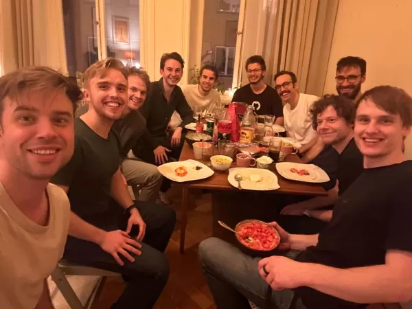 Lovable, una startup de codificación de vibraciones, prevé alcanzar 1.000 millones de dólares de ARR en 12 meses, según su CEO Anton Osika. La empresa, que alcanzó los 100 millones de dólares de ARR ocho meses después de su primer millón de dólares, crece 8 millones de dólares al mes y aspira a alcanzar los 250 millones de dólares a finales de año. Fundada en 2023, Lovable alcanzó una valoración de 1.800 millones de dólares tras una Serie A de 200 millones.