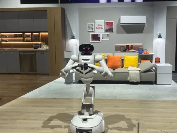 Le Consumer Electronics Show 2026 de Las Vegas s'est achevé sur une thématique dominante : l'IA, en particulier ses applications physiques et la robotique. Parmi les annonces majeures, Nvidia a dévoilé sa nouvelle architecture informatique Rubin et ses modèles d'IA pour les véhicules autonomes, tandis qu'AMD a mis en avant ses nouveaux processeurs pour PC compatibles avec l'IA. Des partenariats clés ont également été annoncés, tels que la collaboration entre Caterpillar et Nvidia sur l'IA pour les équipements de construction et le partenariat entre Boston Dynamics et Google sur la formation du robot Atlas. Parmi les autres révélations notables, citons le futur assistant IA de Ford, le robot domestique CLOiD de LG et les projets de compagnon IA de Razer.