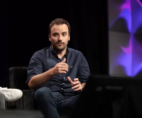 Le TechCrunch Disrupt 2025 AI Stage, qui se tiendra du 27 au 29 octobre à SF, accueillera des dirigeants de Character.AI, Hugging Face, Wayve et d'autres, qui discuteront de l'IA générative, des véhicules autonomes et de la sécurité nationale. Les sessions couvrent les perspectives des sociétés de capital-risque, la créativité axée sur l'IA, la technologie de défense et les outils de développement. L'inscription anticipée permet d'économiser jusqu'à 668 dollars avant le 26 septembre.