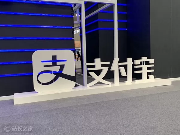 알리바바, OpenRouter에 Qwen3.6 Plus 프리뷰 버전 출시… 100만 건의 컨텍스트 무료 제공. 메이투 AI, 8가지 이미지 기능을 OpenClaw 생태계에 통합한 CLI 도구 출시. 아이시테크, 사실감과 물리 효과 개선된 AI 영상 모델 ‘PixVerse V6’ 공개. 통이 랩(Tongyi Lab)의 멀티모달 모델 'Qwen3.5-Omni'가 제미니(Gemini)를 넘어 215개의 SOTA 기록을 달성했다고 밝혔다. 샤오미(Xiaomi)는 지능형 오류 교정 기능을 갖춘 AI 기반 시스템 입력 방식을 공개했다. ZTE와 바이트댄스(ByteDance)는 2026년 2분기에 '두바오(Doubao)' AI 폰을 출시하기 위해 파트너십을 체결했다.