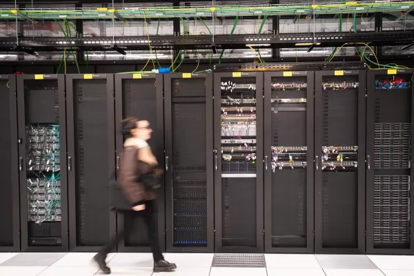 新しい調査によると、消費者の80％がAIデータセンターの成長による電気代の上昇を懸念している 米国データセンターの電力消費量は2018年以降倍増し、全体の4％に達し、2028年には67～12％に達する可能性がある 再生可能エネルギーは拡大しているが、潜在的な規制のハードルに直面している